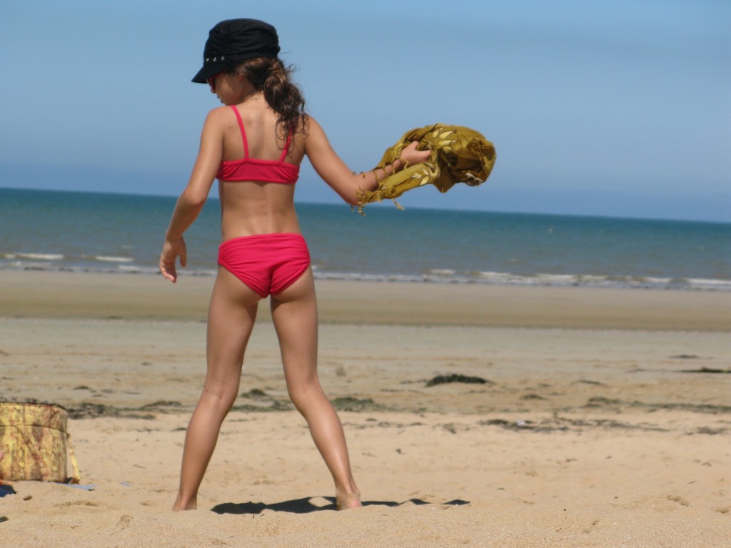 Girl 2 at the beach (11).JPG