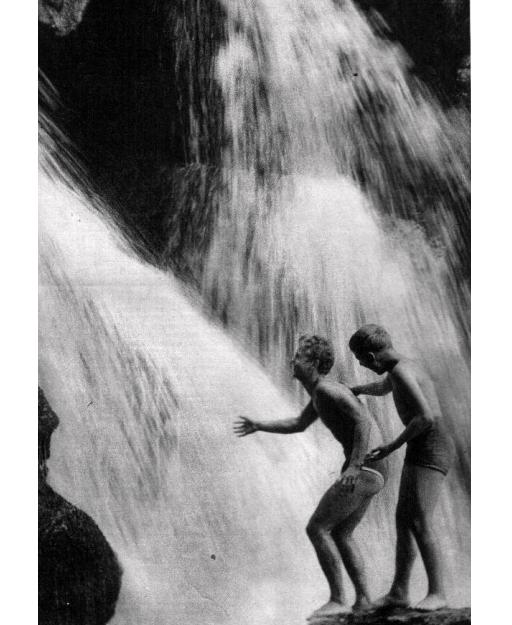 Гумпалова Ирина 1962 у водопада.