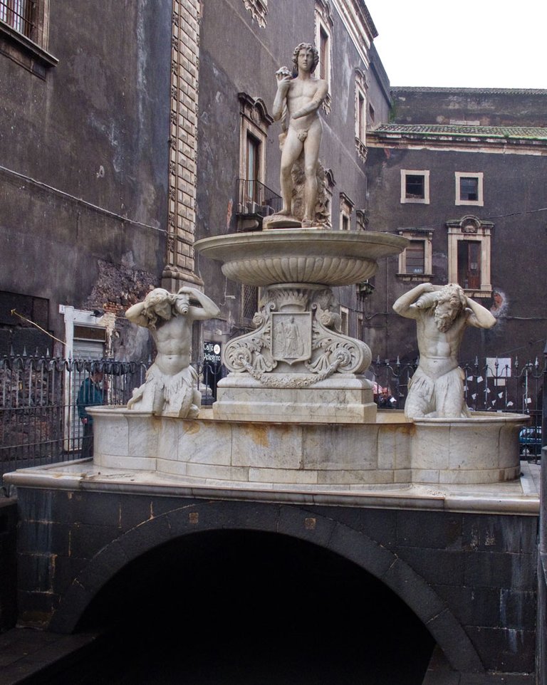 Piazza Duomo, Catania, Italy.jpg