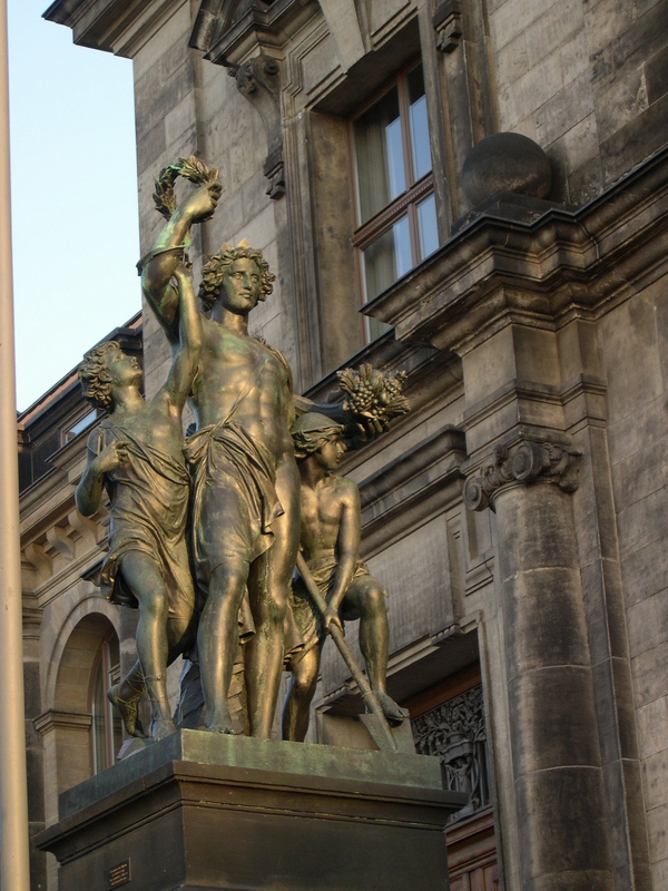 Statue in Dresden_600x800.JPG