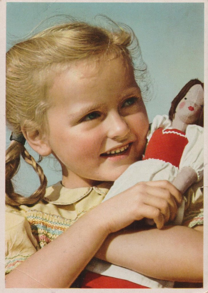 Девочка с куклой.jpg