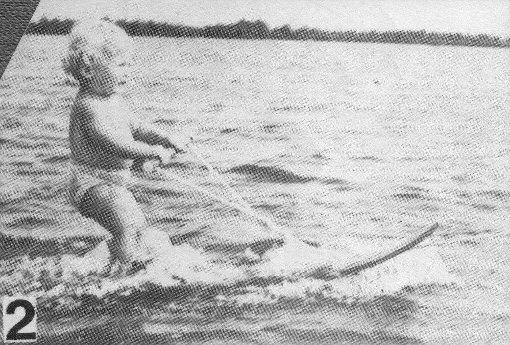 Ребёнок на водных лыжах.jpg
