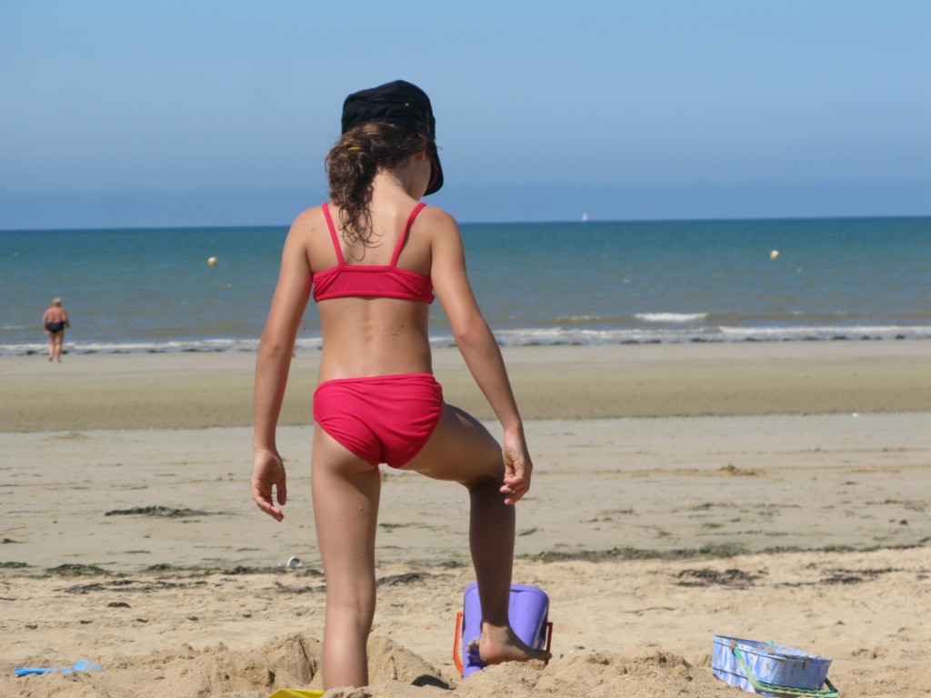 Girl 2 at the beach (13).JPG