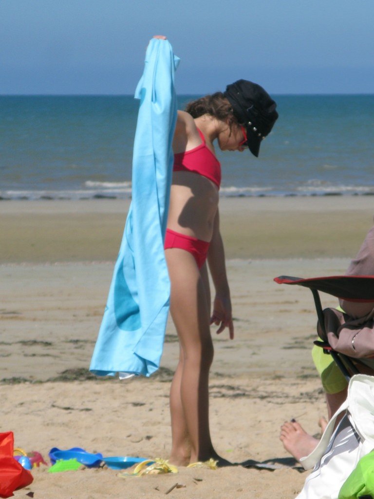 Girl 2 at the beach (4).JPG